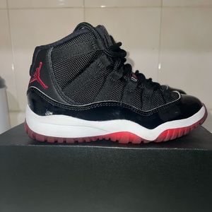 JORDAN 11 RETRO (PS)
"Bred" used like new